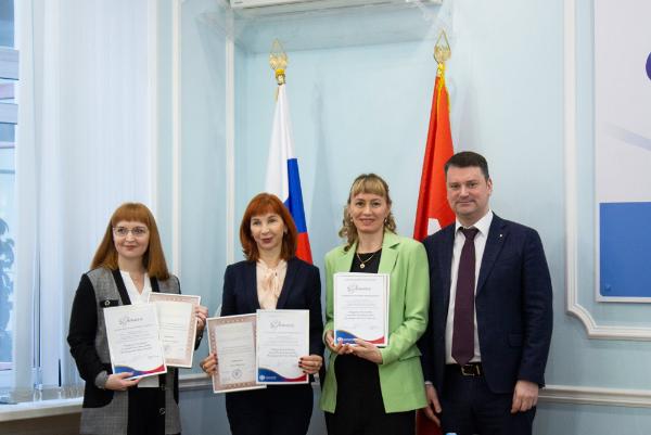 Сергей Чирков наградил сотрудников Соцфонда за проекты по улучшению клиентского обслуживания