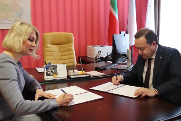  В Татарстане Пенсионный фонд и Уполномоченный по правам ребенка впервые подписали соглашение о взаимодействии	