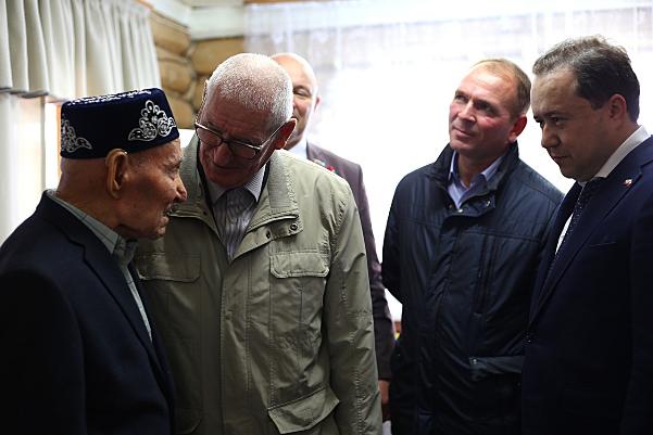 Эдуард Вафин поздравил ветерана Великой Отечественной Войны, проживающего на территории курируемого Тукаевского района,  с 95-летним юбилеем