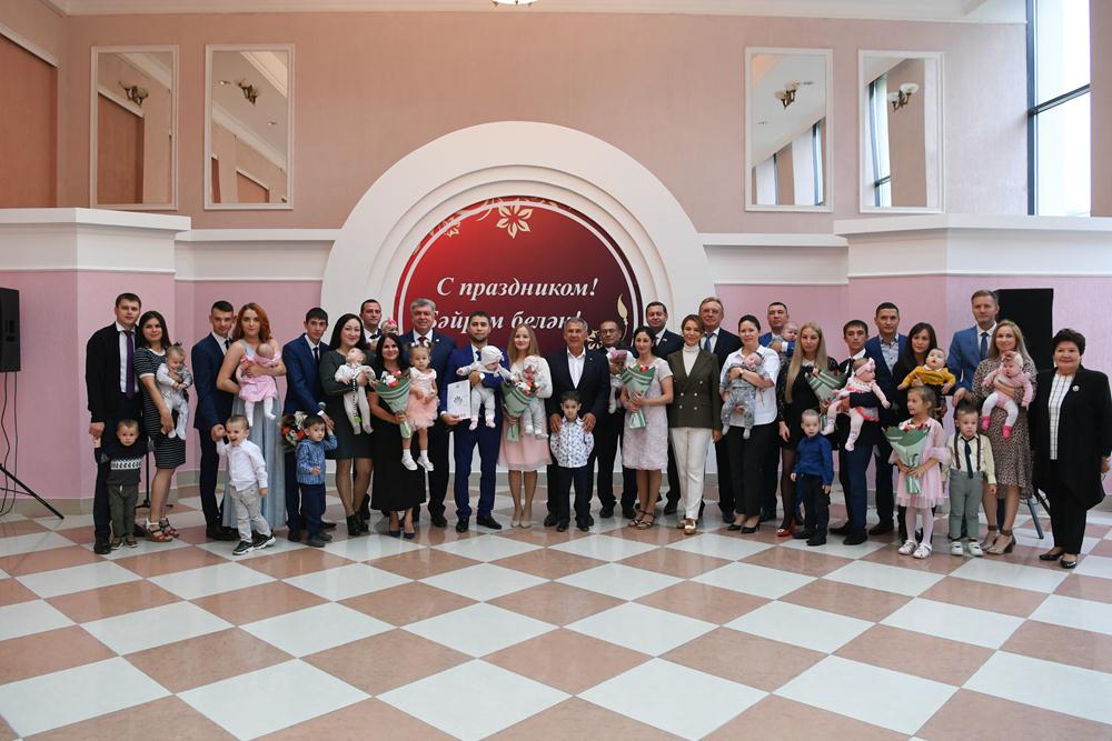 Президент Республики Татарстан вручил юбилейный в Набережных Челнах сертификат на материнский капитал
