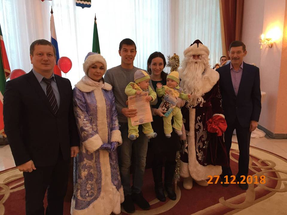 Мамадышские семьи получили сертификаты на материнский капитал из рук Деда Мороза и Снегурочки