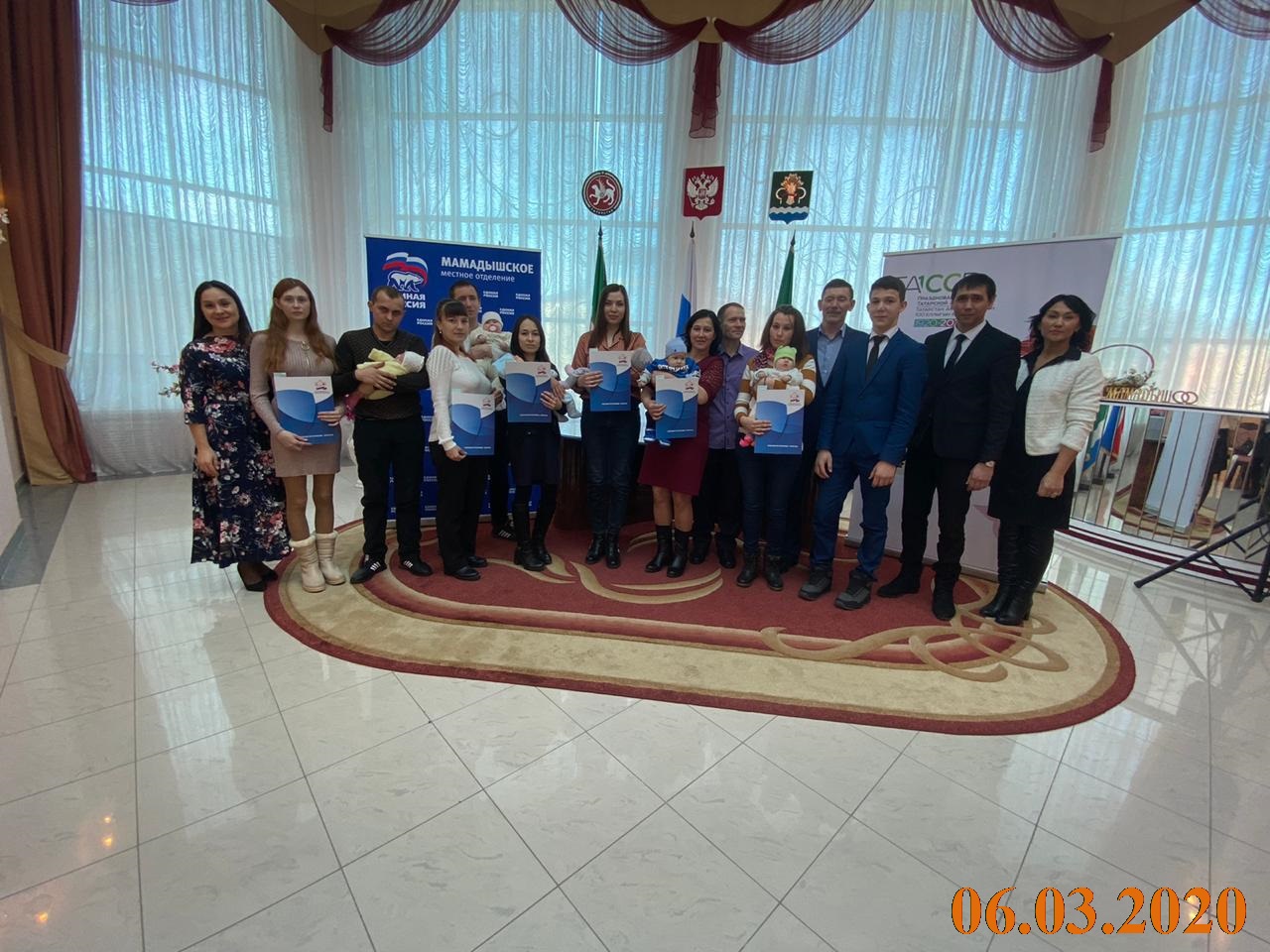 В преддверии Женского Дня 8 марта  в отделе ЗАГС Мамадышского района торжественно вручили сертификаты на материнский капитал