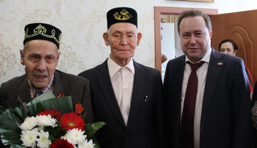 Эдуард Вафин поздравил с юбилеем ветерана Великой Отечественной войны