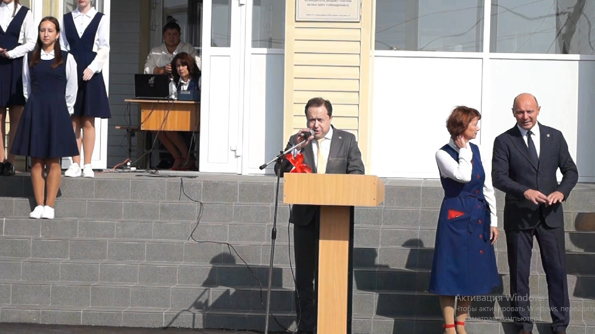 Эдуард Вафин вместе с главой Тукаевского района дали первый звонок в обновленной школе