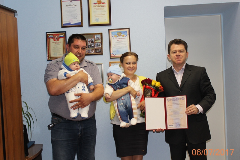 Торжественное вручение сертификата на материнский (семейный) капитал семьям Авиастроительного района. 