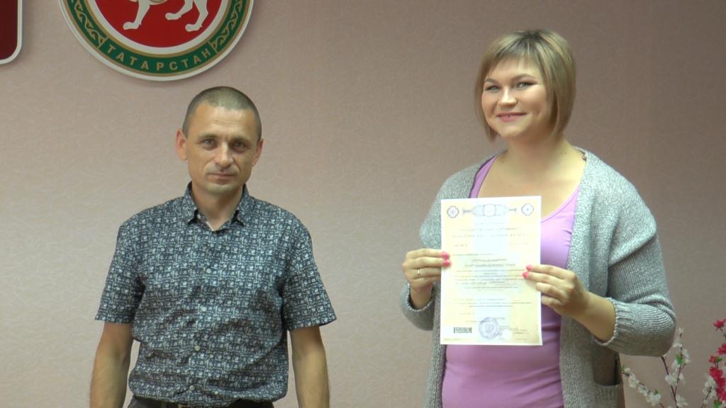 Управлением Пенсионного фонда продолжается торжественное вручение сертификатов на материнский (семейный) капитал   