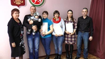 Управлением Пенсионного фонда продолжается торжественное вручение сертификатов на материнский (семейный) капитал 