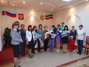 В Заинске состоялось торжественное вручение сертификатов на материнский капитал В Заинске состоялось торжественное вручение сертификатов на материнский капитал