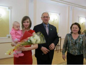 В преддверии Международного женского дня в Бавлинском районе вручен сертификат на материнский капитал