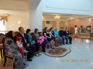 Cчастливые родители двух пар близнецов получили сертификаты на материнский капитал