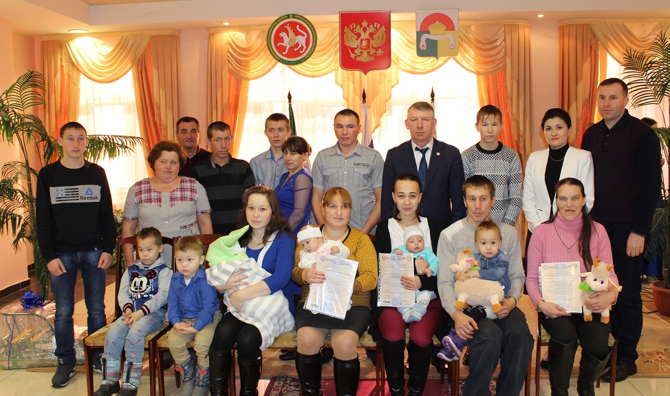В Дрожжановском районе чествовали первого ребенка и вручили сертификаты на материнский капитал.