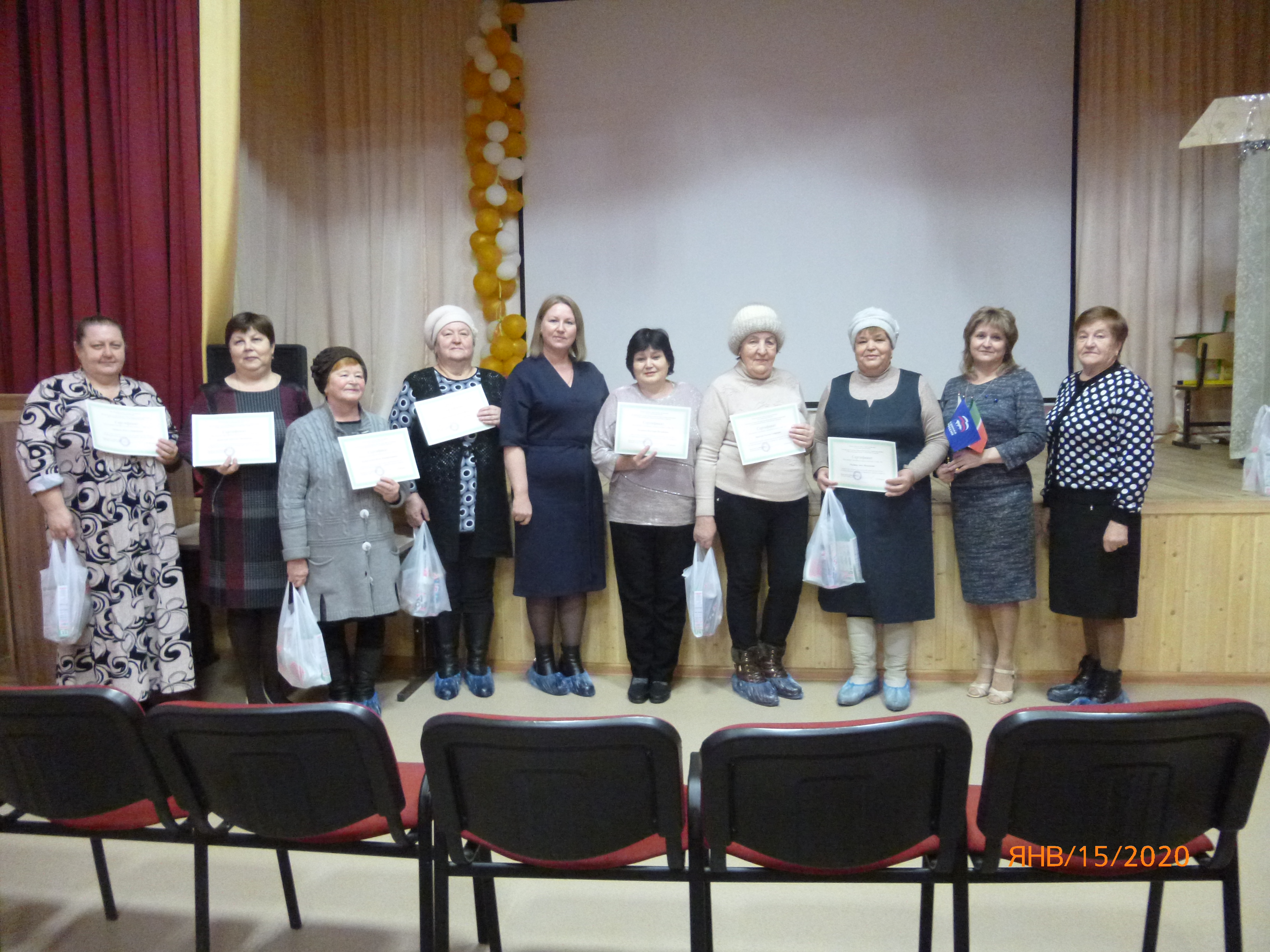 Вручение  сертификатов об окончании курсов компьютерной грамотности 