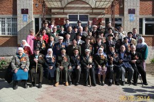 Жители района собрались на площади у Парка Победы