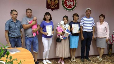 Управлением Пенсионного фонда продолжается торжественное вручение сертификатов на материнский (семейный) капитал