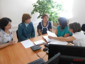 За  круглым столом