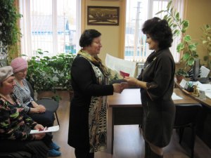 В Тетюшском районе торжественно вручили очередные пенсионные удостоверения
