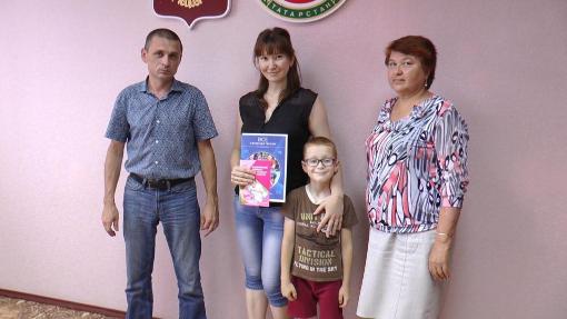 Управлением Пенсионного фонда продолжается торжественное вручение сертификатов на материнский (семейный) капитал   